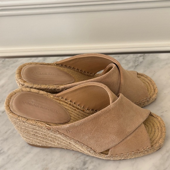 Women's Banana Republic Tan Wedge Sandals - Picture 4 of 9